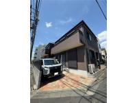 閑静な住宅地に佇む2011年の駐車場付き戸建。のびのびと子育てが出来そうですね。