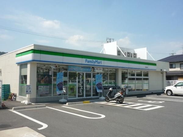 ファミリーマート湖南岩根店：142m
