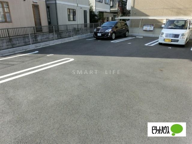 シャーロット壱番館 駐車場