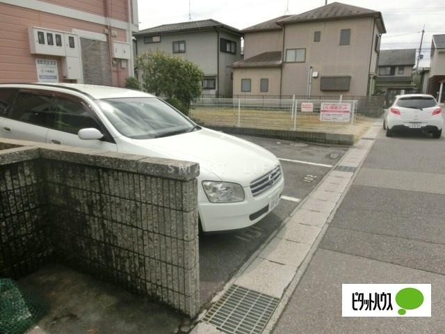 メゾンファミリーエ 駐車場