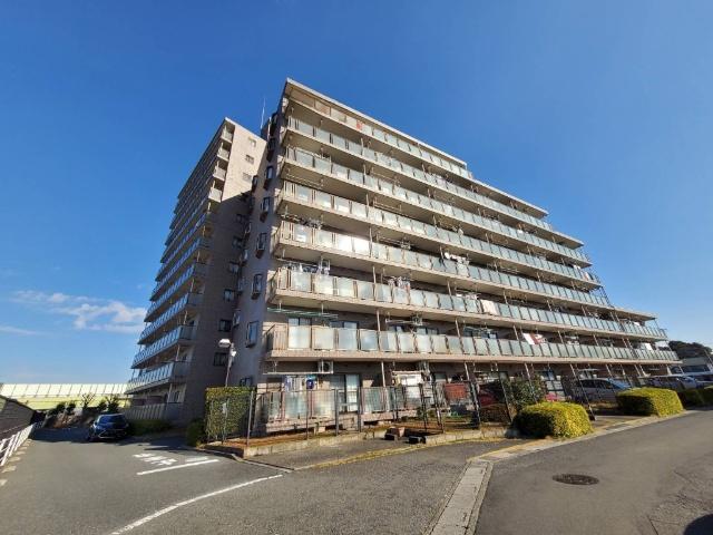 落ち着いたブラウンタイルに身をつつんだ重厚なたたずまい