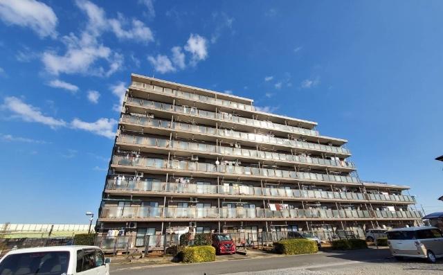 陽光に映える、清潔感あふれる外観