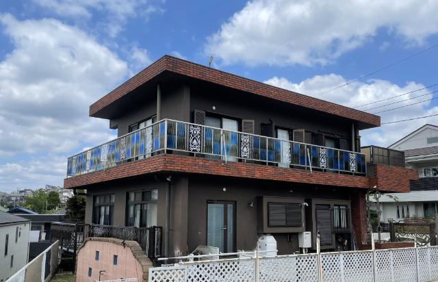 赤茶レンガ×モダンバルコニー街並みに映える美しい外観