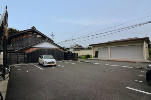 クレストコート（101） 駐車場