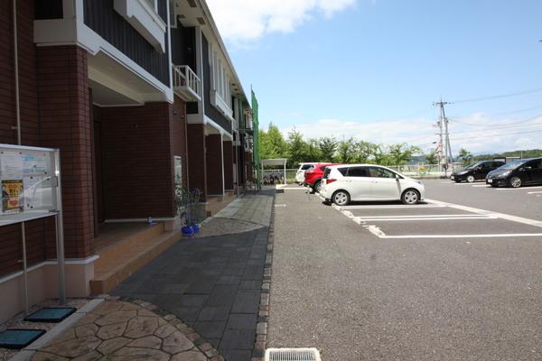 フォレストパーク・七番館（102） 駐車場