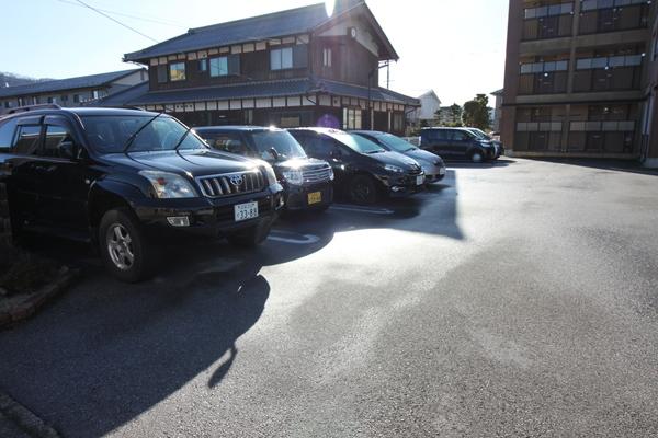 米原市下多良アパート 駐車場