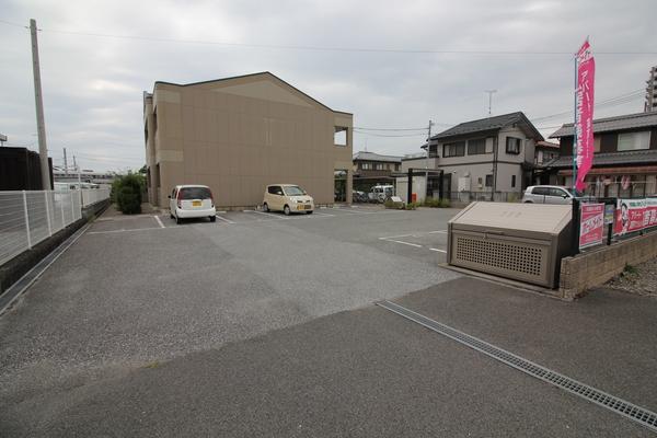 サラージュ（105） 駐車場