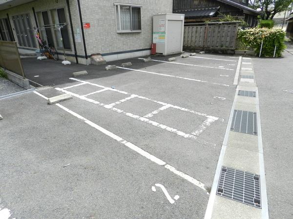 近江八幡市出町アパート 駐車場