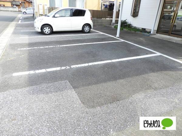 近江八幡市出町一戸建 駐車場
