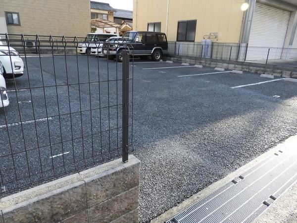 近江八幡市中村町アパート 駐車場