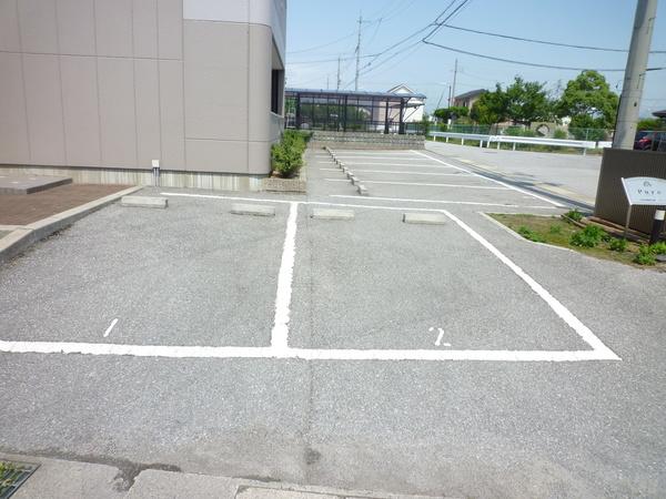 ピュア（105） 駐車場