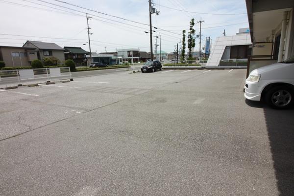 松ぼっくり（201） 駐車場