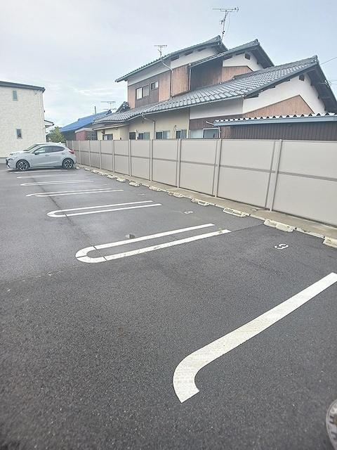 グランルージュ（104） 駐車場