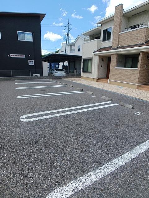 グランエスポワール（203） 駐車場