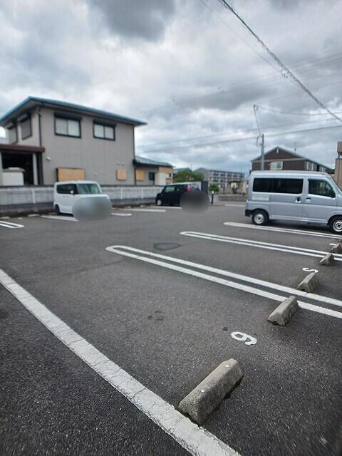 ラルジュ（202） 駐車場