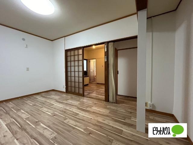 近江八幡市南本郷町一戸建 リビング
