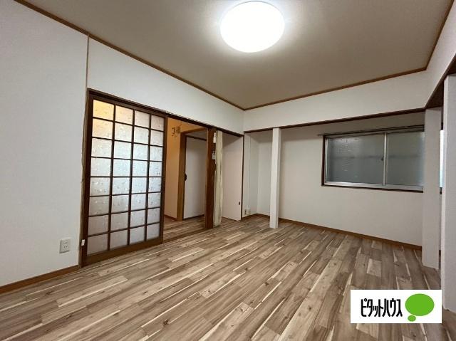 近江八幡市南本郷町一戸建 リビング