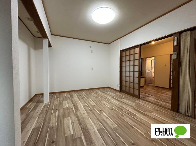 近江八幡市南本郷町一戸建 リビング