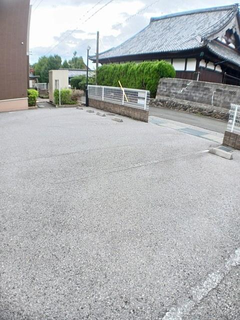 ブラン・アーブルⅡ（102） 駐車場