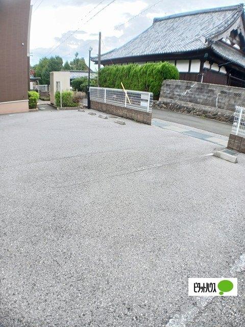 ブラン・アーブルⅡ（102） 駐車場