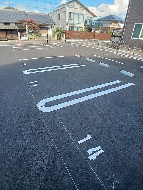 フルール近江（302） 駐車場