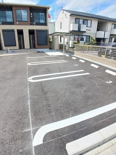 ロイヤル　エンブレム（102） 駐車場
