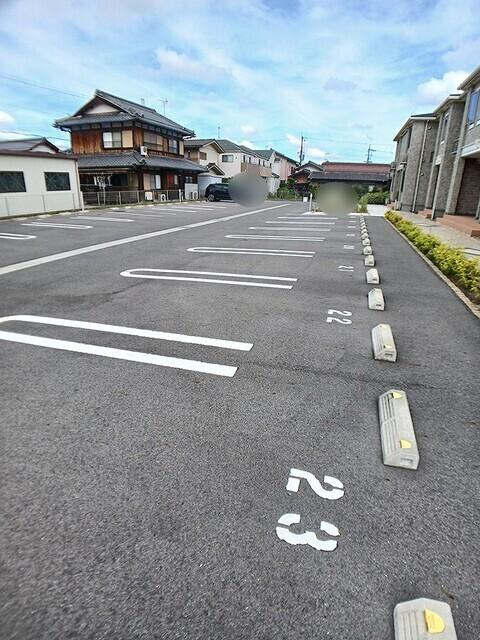 ラビットレジデンス八日市（207） 駐車場
