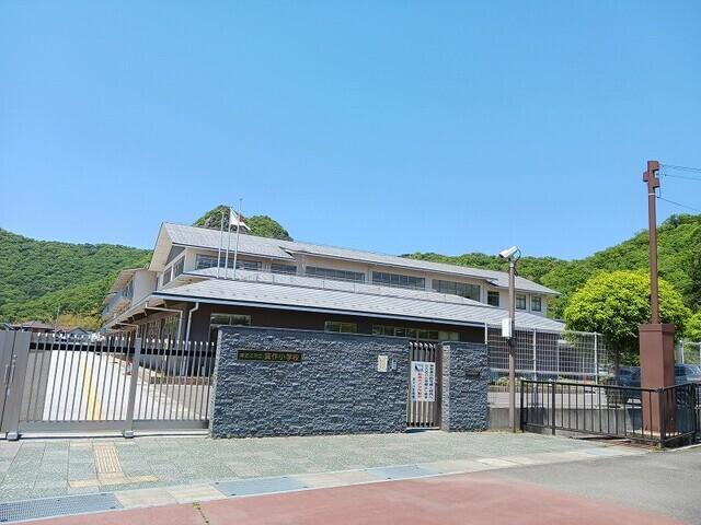 東近江市立箕作小学校：870m