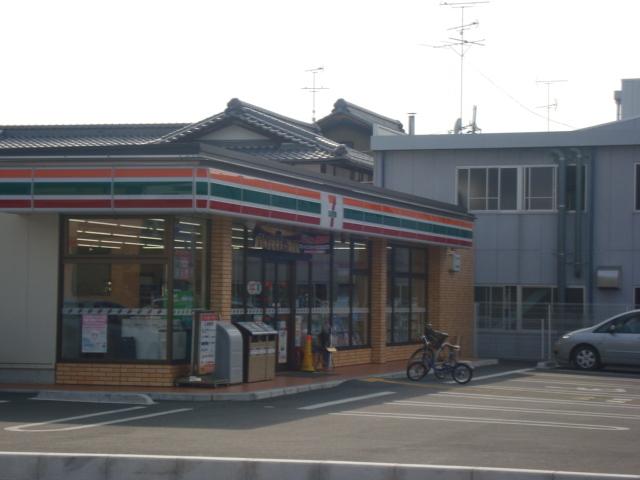 セブンイレブン能登川垣見店：590m