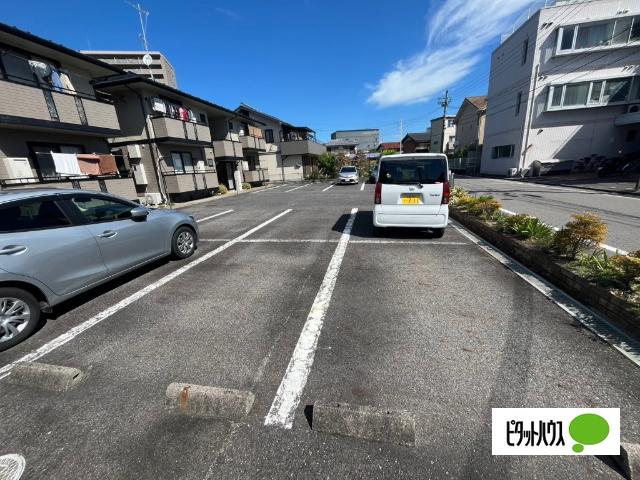 近江八幡市中村町アパート 駐車場