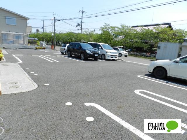 近江八幡市北之庄町アパート 駐車場