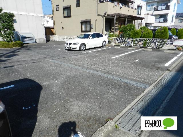 近江八幡市中村町アパート 駐車場