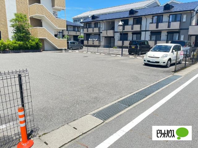 近江八幡市中村町マンション 駐車場