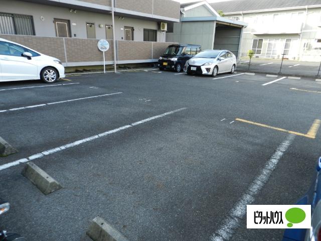 メゾンクレーネ弐番館 駐車場