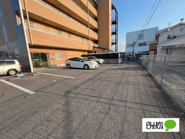 野洲市小篠原マンション 駐車場