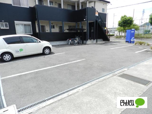 近江八幡市出町アパート 駐車場