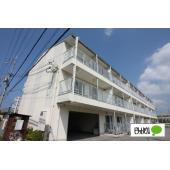 ３階建て白い建物