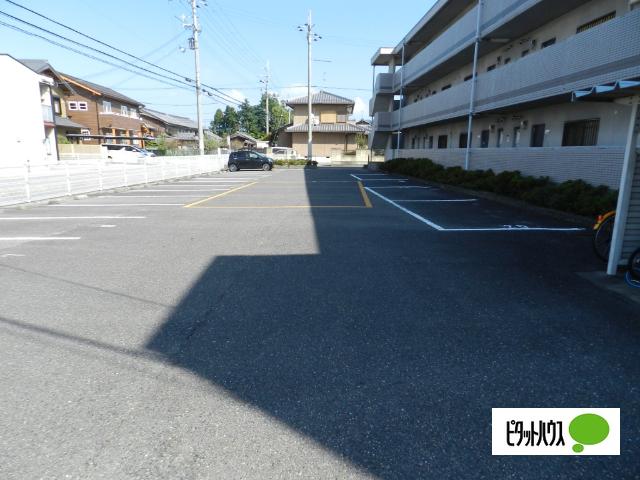 近江八幡市西本郷町東マンション 駐車場