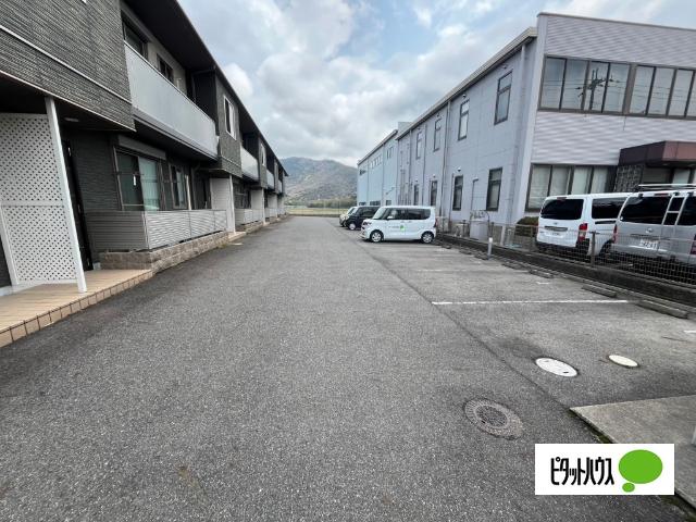 近江八幡市安土町上豊浦アパート 駐車場