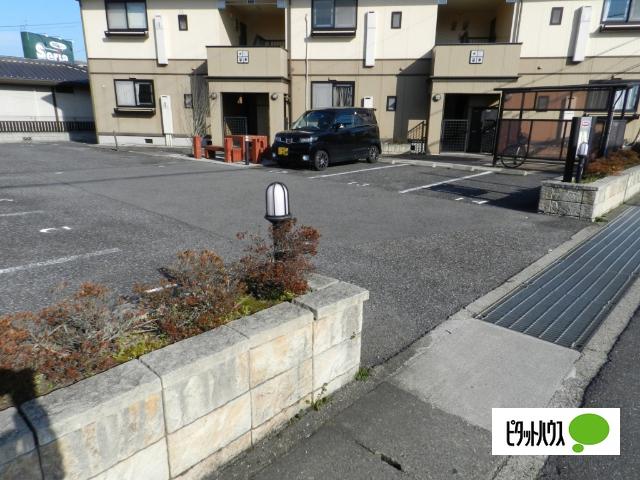 近江八幡市鷹飼町北アパート 駐車場