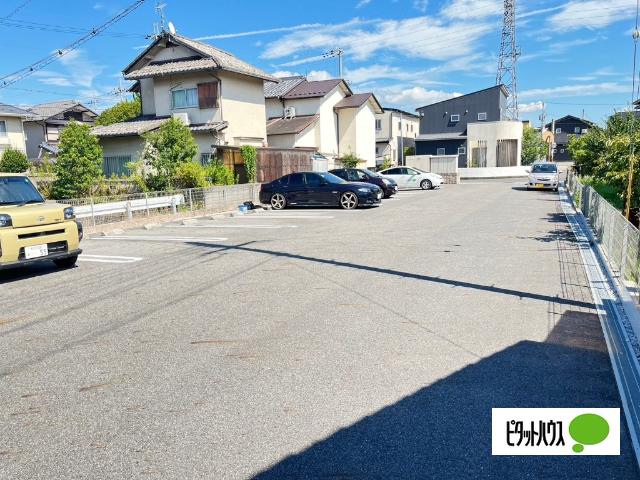 近江八幡市出町アパート 駐車場