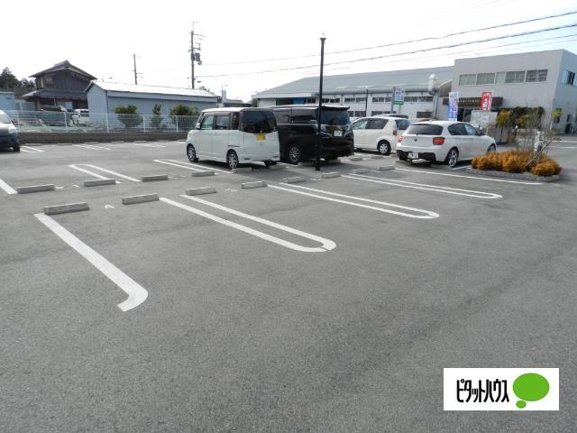 近江八幡市浅小井町アパート 駐車場