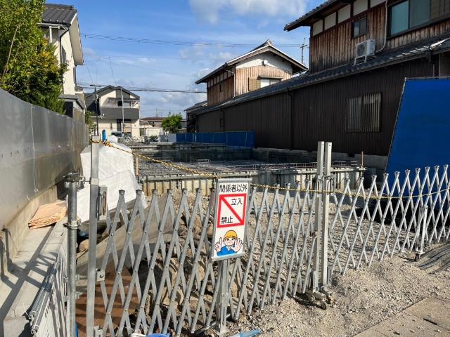 建築中