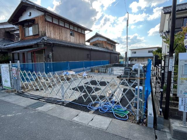 建築中