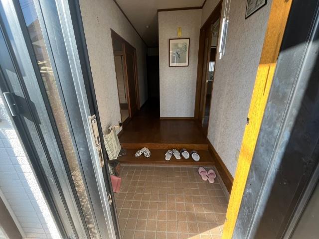 近江八幡市鷹飼町北1丁目　中古住宅 玄関