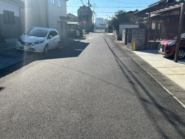 近江八幡市鷹飼町北1丁目　中古住宅 前面道路含む現地写真