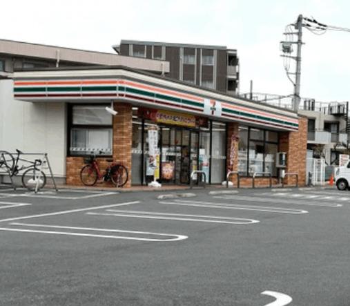 セブンイレブンさいたま鹿手袋店：282m