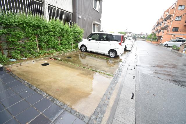 ラウレア（102） 駐車場