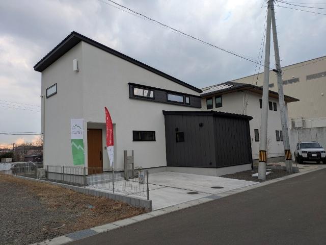 駐車場と玄関