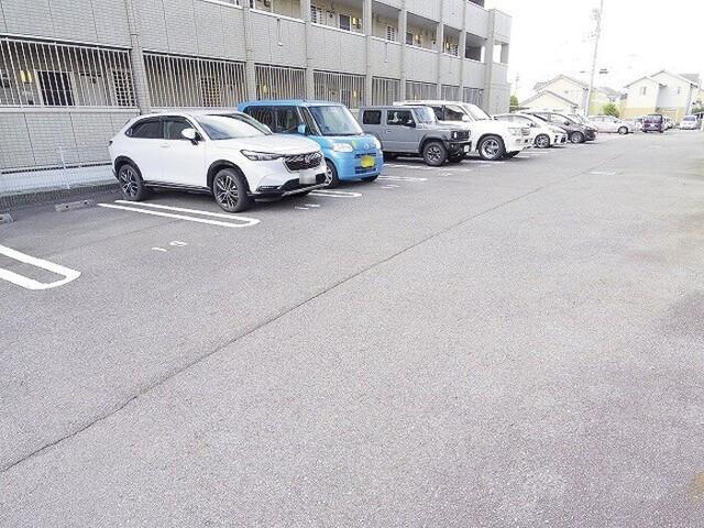 クレッセント（303） 駐車場